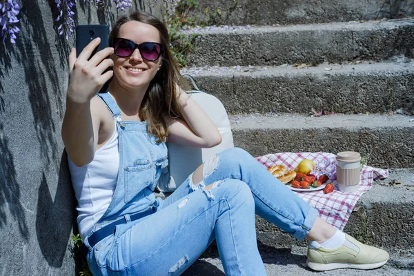 Joven Mujer Hipster Rubia Gafas Sol Haciendo Selfie Usando Teléfono — Foto de Stock