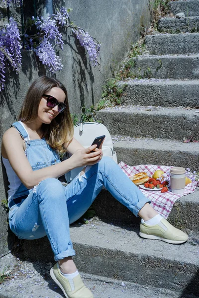 Jeune Femme Blonde Hipster Lunettes Soleil Utilisant Smartphone Journée Été — Photo