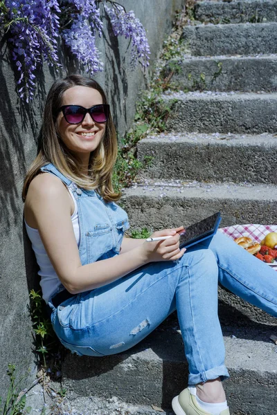 Νεαρή Ξανθιά Hipster Γυναίκα Γυαλιά Ηλίου Αντλεί Ένα Δισκίο Καλοκαιρινή — Φωτογραφία Αρχείου