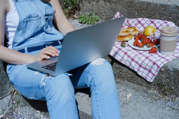 Młoda Blondynka Hipster Kobieta Freelancer Pracy Laptopie Letni Dzień Zewnątrz — Zdjęcie stockowe