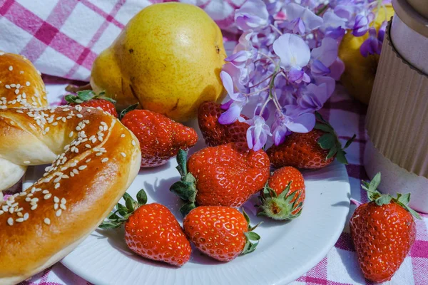 Kahve Çilek Hamur Işleri Ile Sokakta Basamaklarda Piknik — Stok fotoğraf