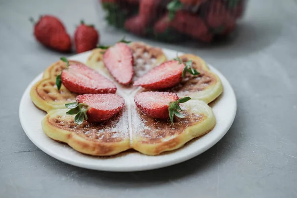 自制比利时华夫饼草莓和草药茶在灰色的背景下 — 图库照片