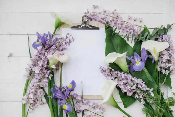 Plat Lag Samenstelling Met Blauweregen Irissen Witte Callas Witte Achtergrond — Stockfoto