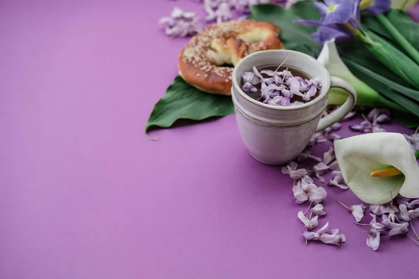 Tisane Base Plantes Avec Glycine Iris Callas Blancs Sur Fond — Photo