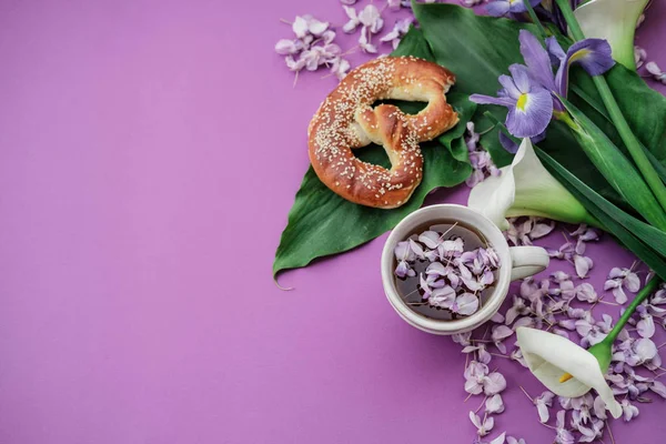 Kräutertee Mit Glyzinien Schwertlilien Weißen Callas Auf Violettem Hintergrund — Stockfoto