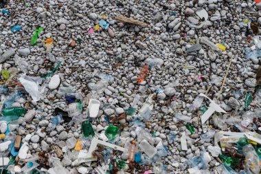 Arka plan veya doku plaj plastik enkaz. Yukarıdan görüntülemek
