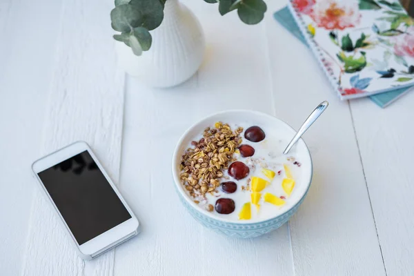 Blue Bowl Homemade Granola Baked Yogurt Fresh Berries Mango Phone — Stock Photo, Image