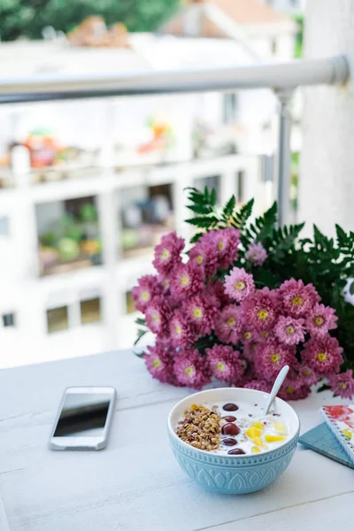 蓝碗自制燕麦酸奶 新鲜浆果 芒果和手机在木白色背景 — 图库照片