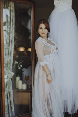Sabah gelin. Beyaz elbiseli Genç güzel kadın düğün için hazırlar