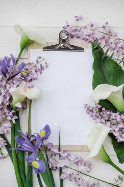 Wisteria, süsen, beyaz arka plan üzerinde beyaz callas ile düz yatıyordu kompozisyon. top vie