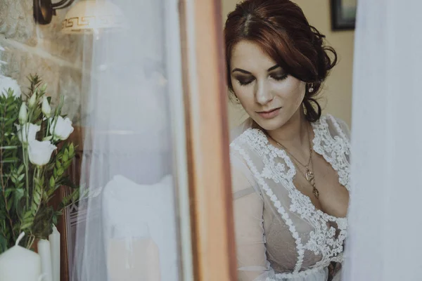 Sabah Gelin Beyaz Elbiseli Genç Güzel Kadın Düğün Için Hazırlar — Stok fotoğraf