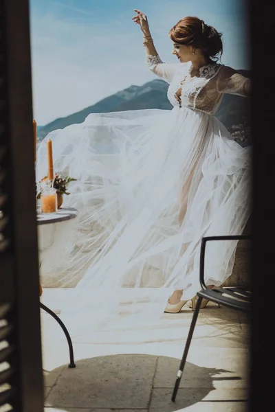 Manhã Noiva Jovem Mulher Bonita Vestido Branco Prepara Para Casamento — Fotografia de Stock