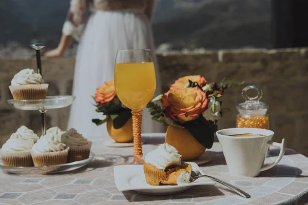 Mañana Novia Desayuno Con Zumo Naranja Fresco Postres —  Fotos de Stock