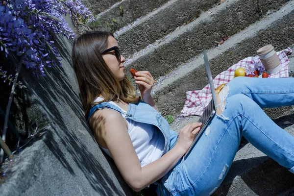 Joven Mujer Hipster Rubia Freelancer Gafas Sol Trabajando Portátil Día — Foto de Stock