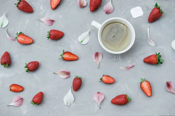 Slices Strawberries Herbal Tea Gray Background — Stock Photo, Image