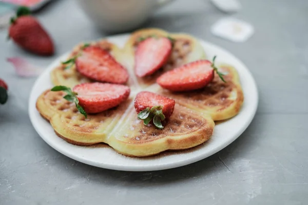 Waffles Belgas Caseiros Com Morangos Chá Ervas Fundo Cinza — Fotografia de Stock