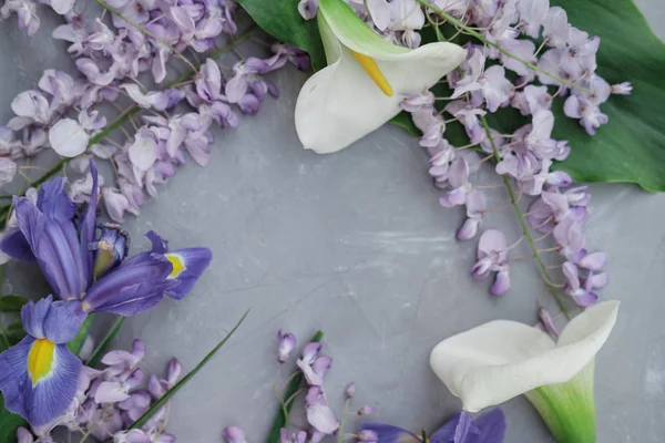 Plat Lag Samenstelling Met Blauweregen Irissen Witte Callas Witte Achtergrond — Stockfoto