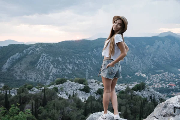 Şapka Oturma Yüksek Dağın Giyen Genç Gülümseyen Seyahat Kadın Portresi — Stok fotoğraf