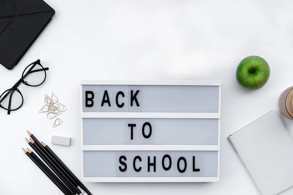 Blocs Retour École Avec Fournitures Scolaires Pomme Verte Sur Bureau — Photo