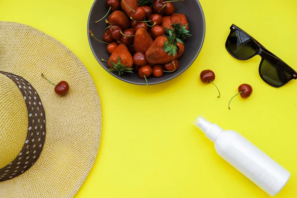 Sommer Hintergrund Auf Dem Gelben Tisch Strohhut Limo Beeren Sonnencreme — Stockfoto