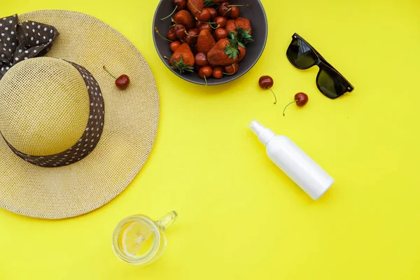 Fundo Verão Mesa Amarela Chapéu Palha Refrigerante Protetor Solar Bagas — Fotografia de Stock