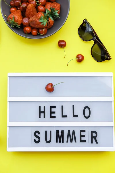 Hallo Zomer Blokken Achtergrond Gele Tafel Stro Hoed Soda Bessen — Stockfoto