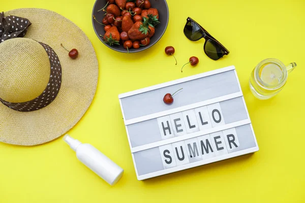 Olá Blocos Verão Fundo Sobre Mesa Amarela Chapéu Palha Refrigerante — Fotografia de Stock