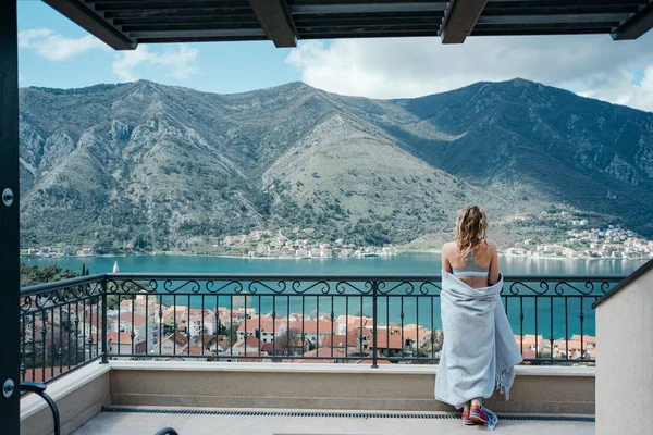 Güzel Sarışın Kadın Deniz Dağlar Boka Kotorsky Bay Karadağ Manzarasına — Stok fotoğraf