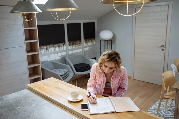 Hermosa Joven Freelancer Trabaja Apartamento Con Teléfono Portátil Negocio Concep — Foto de Stock