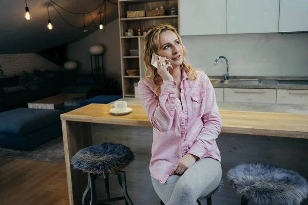 Beautiful Young Woman Freelancer Works Apartment Phone Notebook Business Concept — Stock Photo, Image