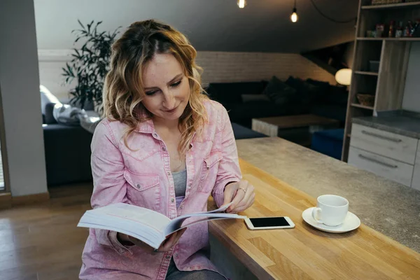 Mooie Jonge Vrouw Freelancer Werkt Een Appartement Met Telefoon Laptop — Stockfoto