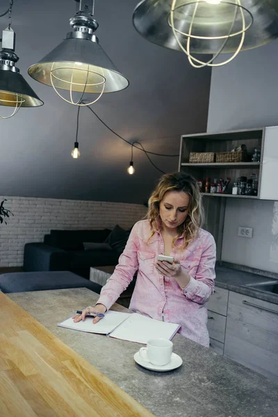 Bella Giovane Donna Freelance Lavora Appartamento Con Telefono Notebook Concezione — Foto Stock