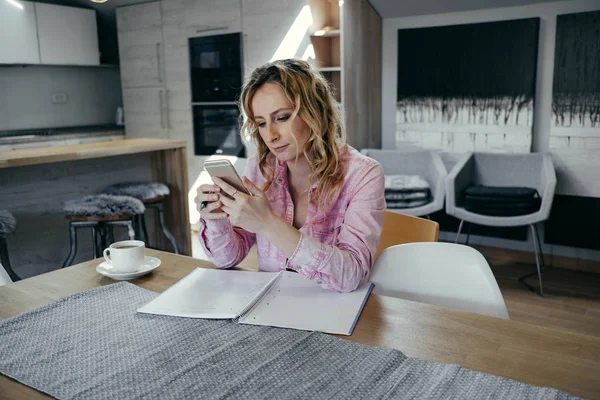 Bella Giovane Donna Freelance Lavora Appartamento Con Telefono Notebook Concezione — Foto Stock