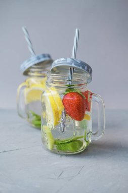 Limon ve cam kavanozda çilek meyve suyu