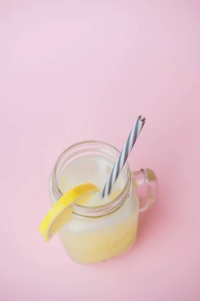 Agua Frutas Con Limón Frasco Vidrio Sobre Fondo Rosa —  Fotos de Stock