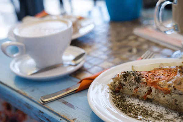 Zeleninové Kish Cappuccino Stůl Kavárně — Stock fotografie