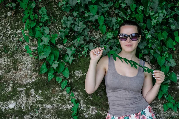 Портрет Молодой Женщины Естественном Зеленом Фоне — стоковое фото
