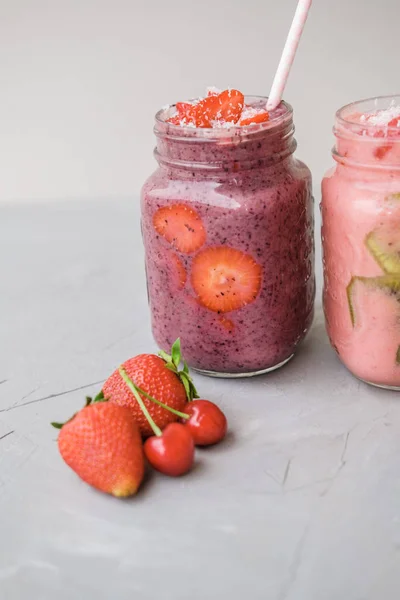 Berry Smoothies Con Fresas Arándanos Frasco Vidrio Sobre Fondo Gris —  Fotos de Stock