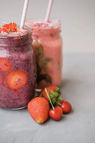 Berry Smoothies Met Aardbeien Bosbessen Een Glazen Pot Een Grijze — Stockfoto