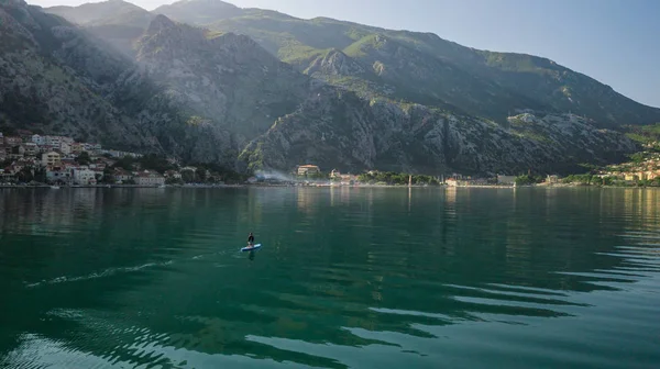 Letecký Pohled Muži Protíná Šachtu Pomocí Pádlování Nebo Sup Desky — Stock fotografie