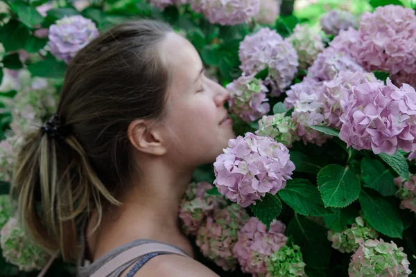 Young Smiling Woman Background Hydrangea Flowers — Stock Photo, Image