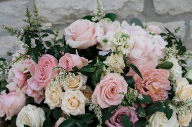 Güzel beyaz ve pembe çiçek dekorasyon düğün tablo düzenleme. Gelin çiçek dekorasyon