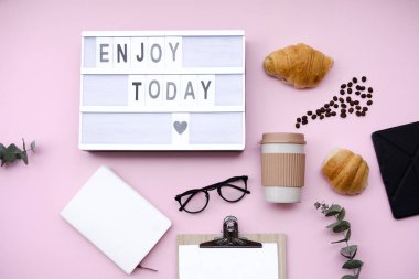 Mektup kurulu alıntı kahve ve kruvasan pembe bir arka plan üzerinde. Düz yatıyordu, en iyi görünümü natürmort kavramı