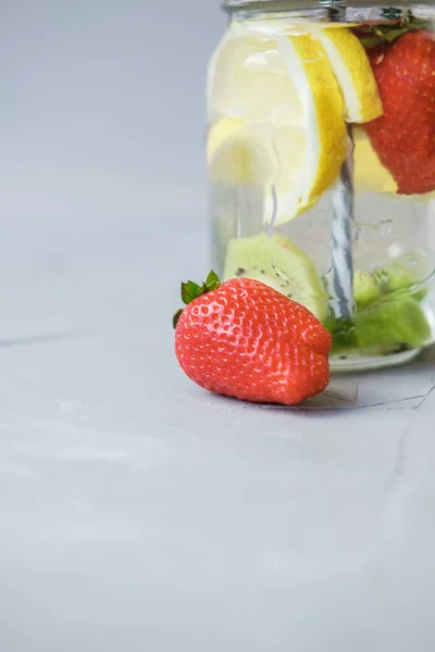 용기에 딸기와 — 스톡 사진