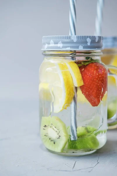 Acqua Frutta Con Limone Fragole Barattolo Vetro — Foto Stock