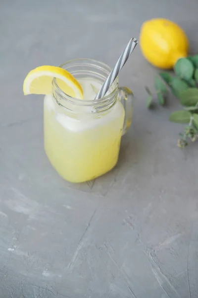 Acqua Frutto Con Limone Vaso Vetro Uno Sfondo Grigio — Foto Stock