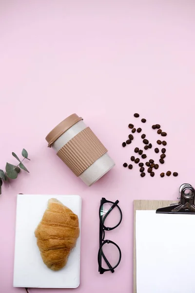 Freiberufler Homeoffice Schreibtisch Mit Decke Und Schreibwaren Frühstück Mit Kaffee — Stockfoto