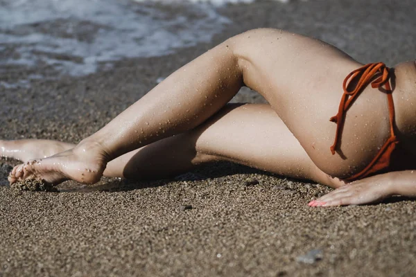 Closeup Opálené Nohy Ženy Červených Plavkách Pózování Pobřeží Nedaleko Moře — Stock fotografie