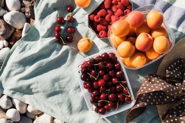 Şapka, çilek ve güneş gözlüğü yaz kompozisyonu üstten görünüm se yakınındaki bir çakıl plaj