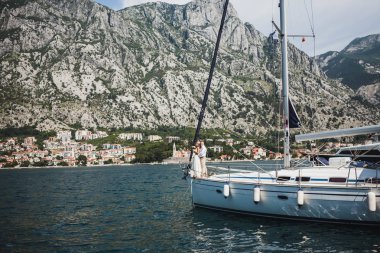 Düğün çift denizin Montenegr yelken Lüks Yat üzerinde